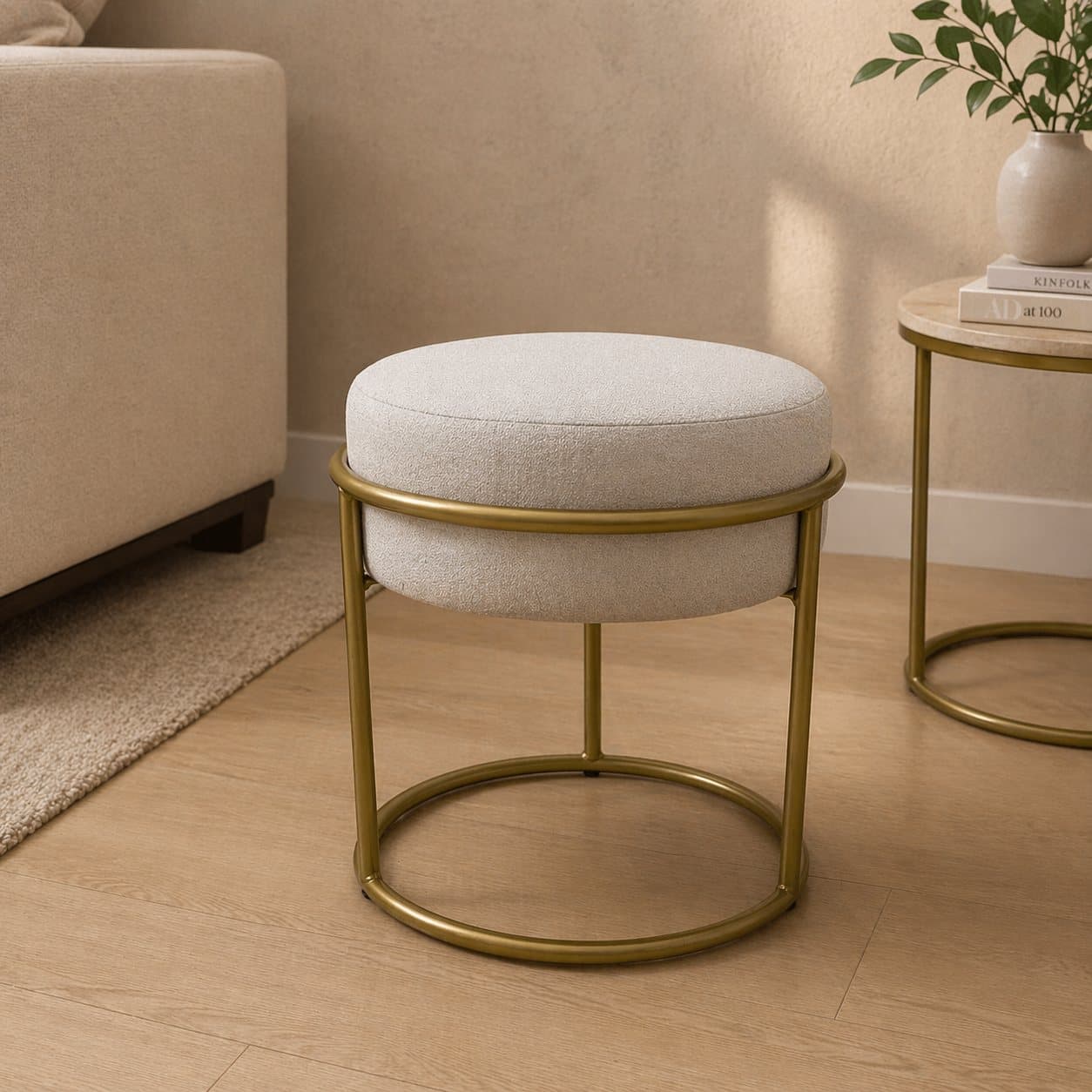 Puff Dayane em Bouclê Bege · base dourada